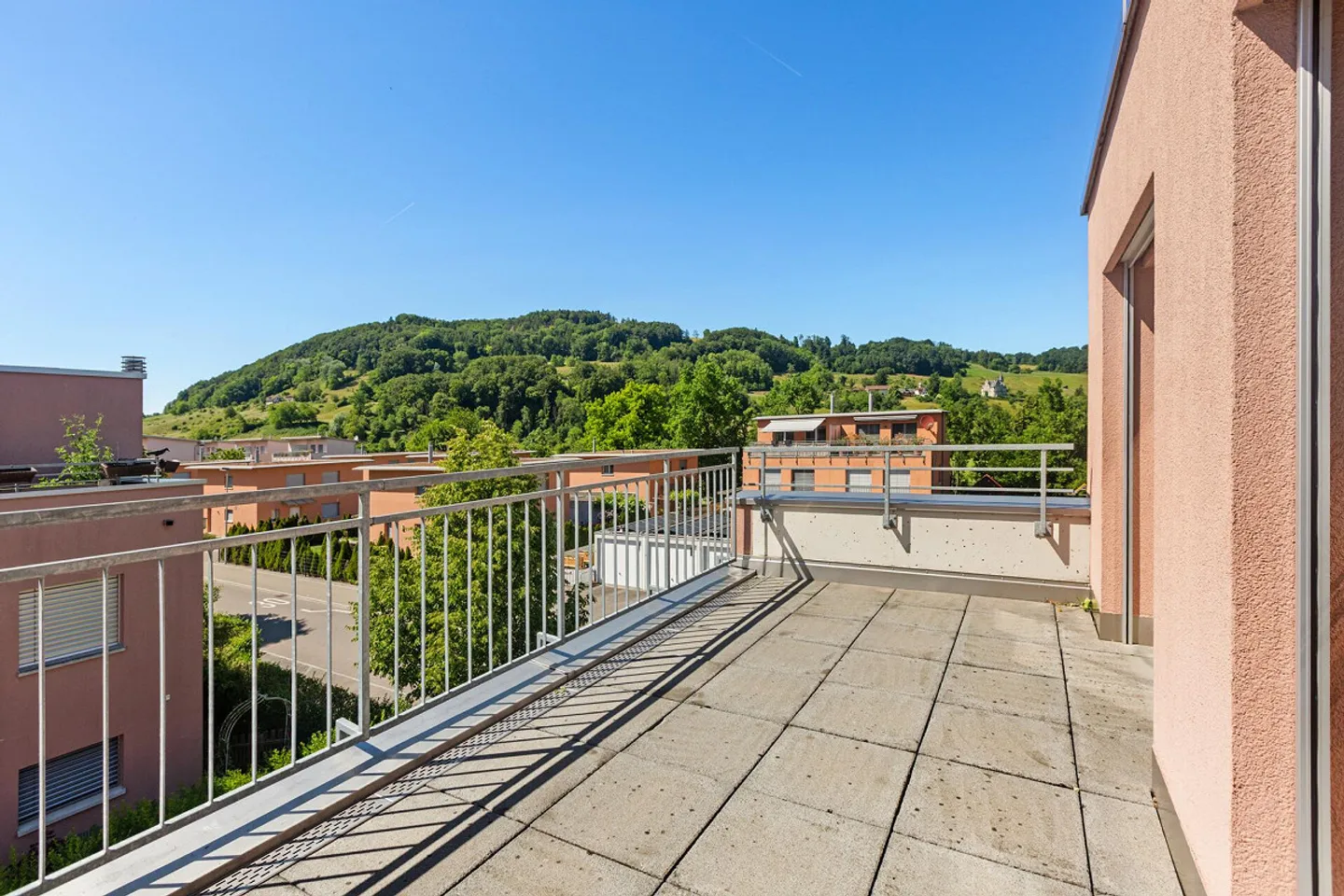Living with a View: Well-Maintained 5.5-Room Corner House with Two Terraces - Photo 12 of 15