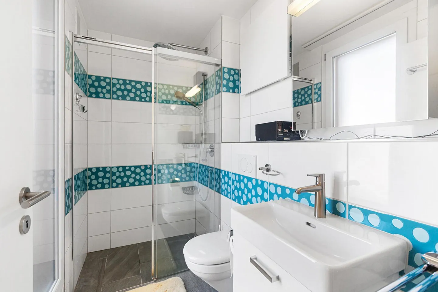 Living with a View: Well-Maintained 5.5-Room Corner House with Two Terraces - Photo 13 of 15