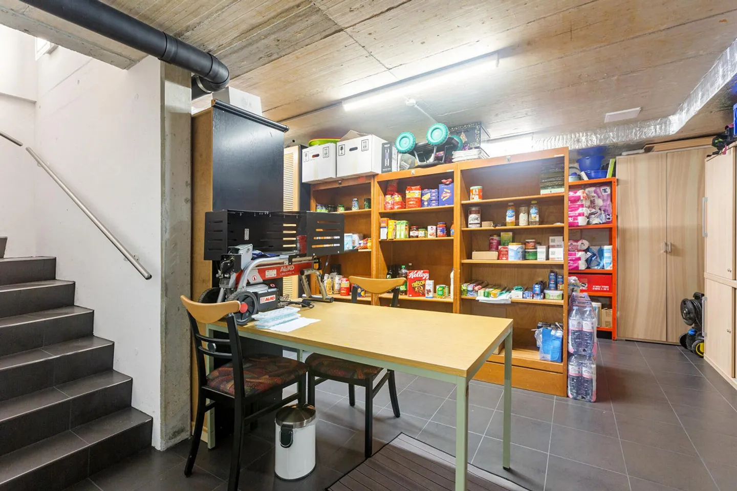 Living with a View: Well-Maintained 5.5-Room Corner House with Two Terraces - Photo 14 of 15