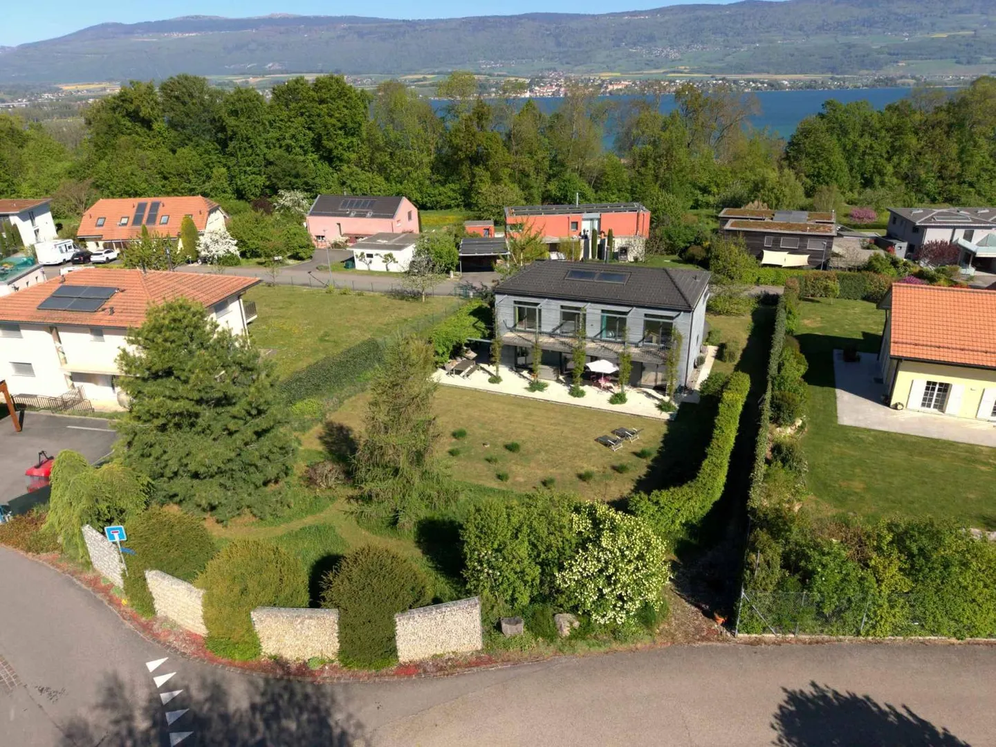 KONTEMPORÄRE MINERGIE-VILLA IN EINER BEVORZUGTEN UMGEBUNG - Foto 3 von 12