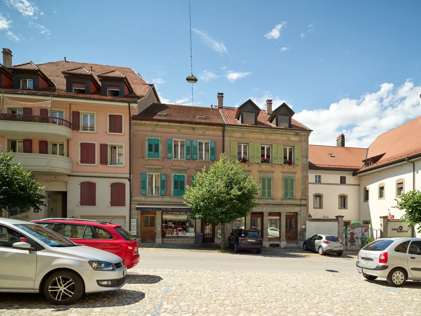 Edificio a reddito idealmente situato nel centro storico di Romont - Foto 1 di 12