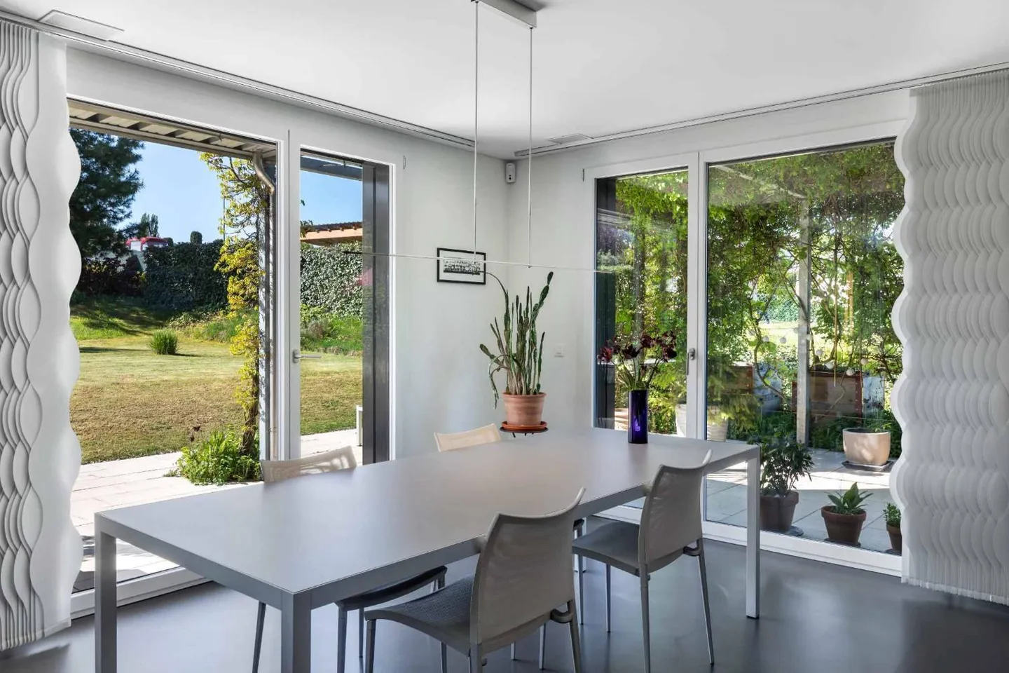 KONTEMPORÄRE MINERGIE-VILLA IN EINER BEVORZUGTEN UMGEBUNG - Foto 5 von 12