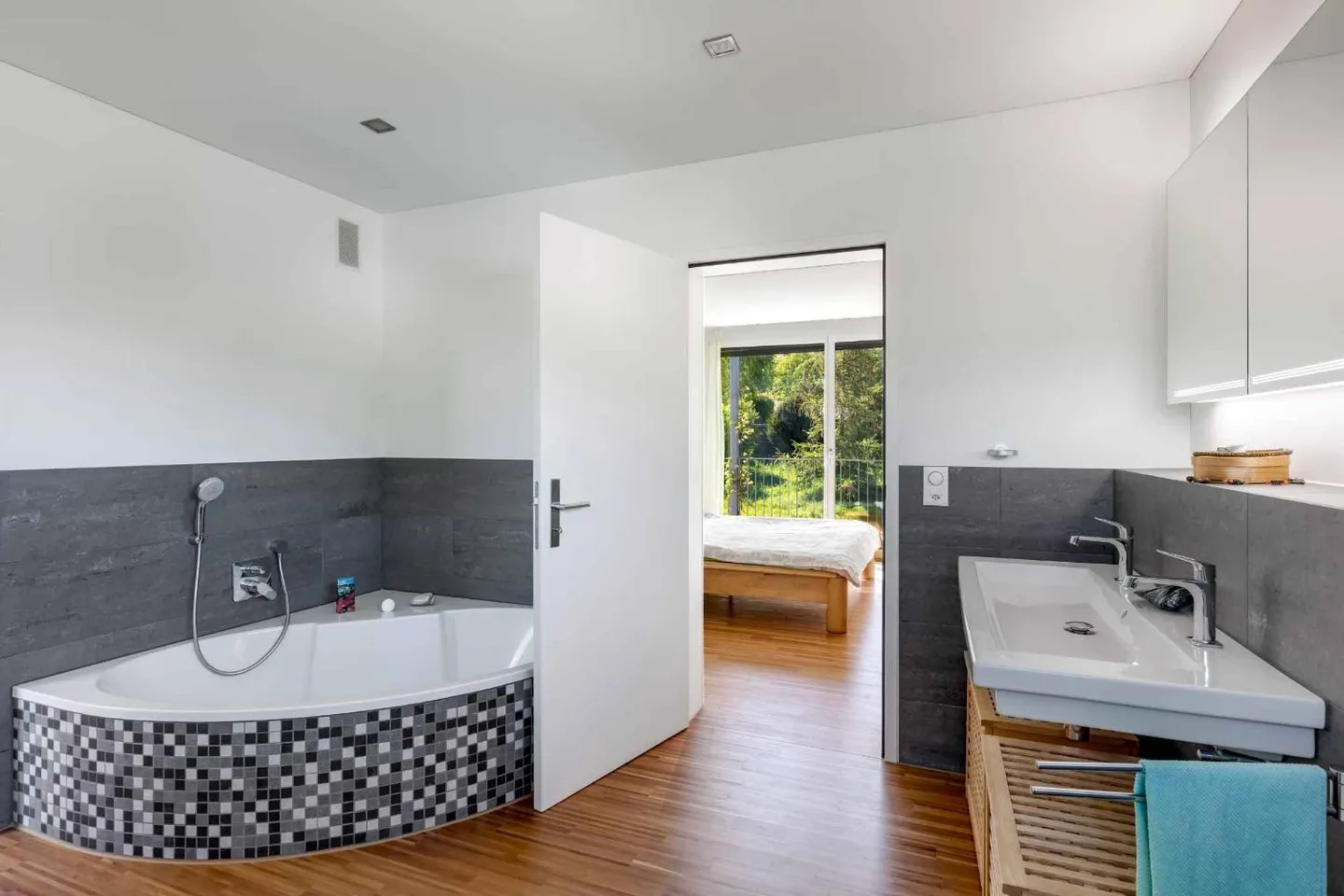 KONTEMPORÄRE MINERGIE-VILLA IN EINER BEVORZUGTEN UMGEBUNG - Foto 9 von 12