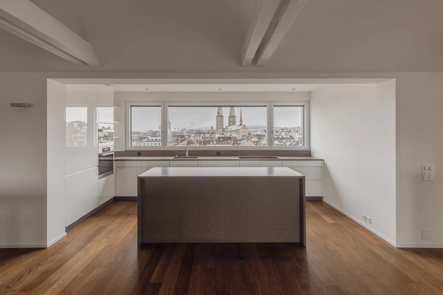 Unique 2.5-room apartment with panoramic views over Zurich skyline - Photo 1 of 12