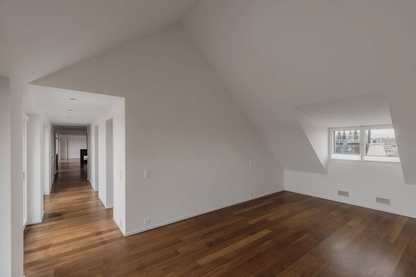 Unique 2.5-room apartment with panoramic views over Zurich skyline - Photo 3 of 12