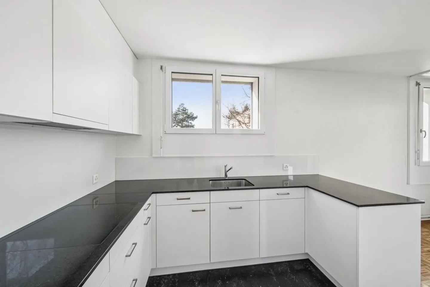 Modern 3.5 room apartment with fireplace in Allschwil - Photo 2 of 10