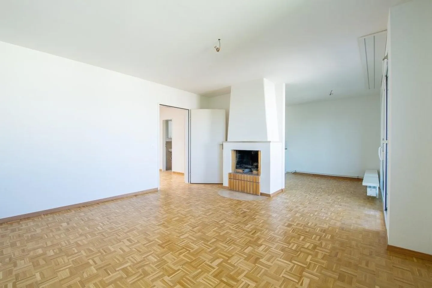 Modern 3.5 room apartment with fireplace in Allschwil - Photo 3 of 10