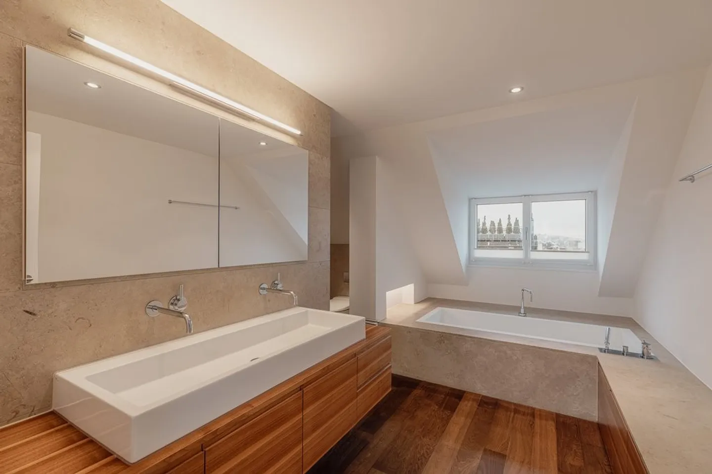 Unique 2.5-room apartment with panoramic views over Zurich skyline - Photo 4 of 12