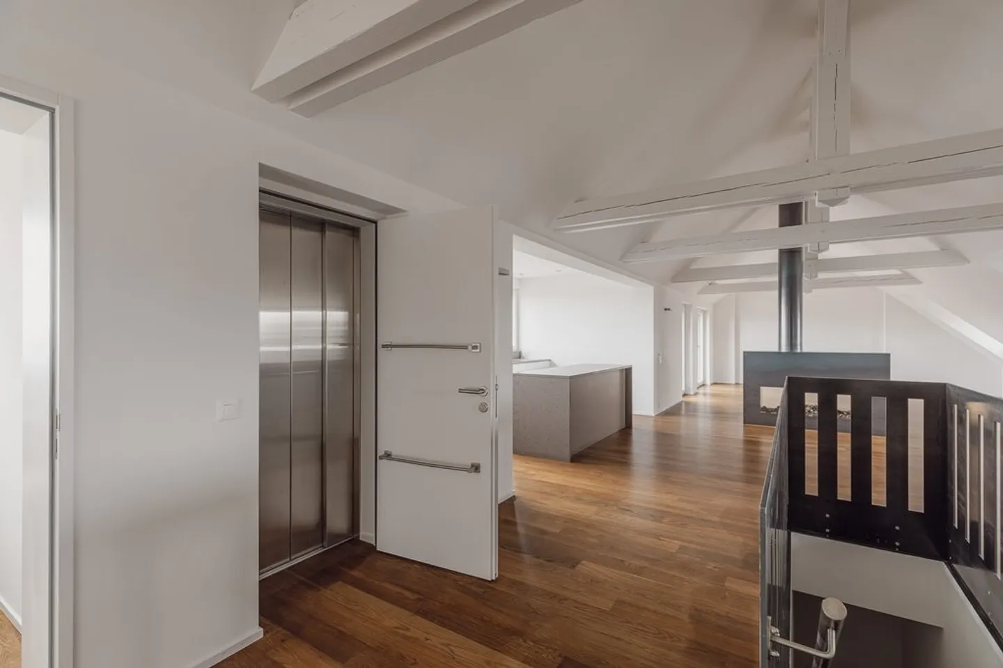 Unique 2.5-room apartment with panoramic views over Zurich skyline - Photo 8 of 12
