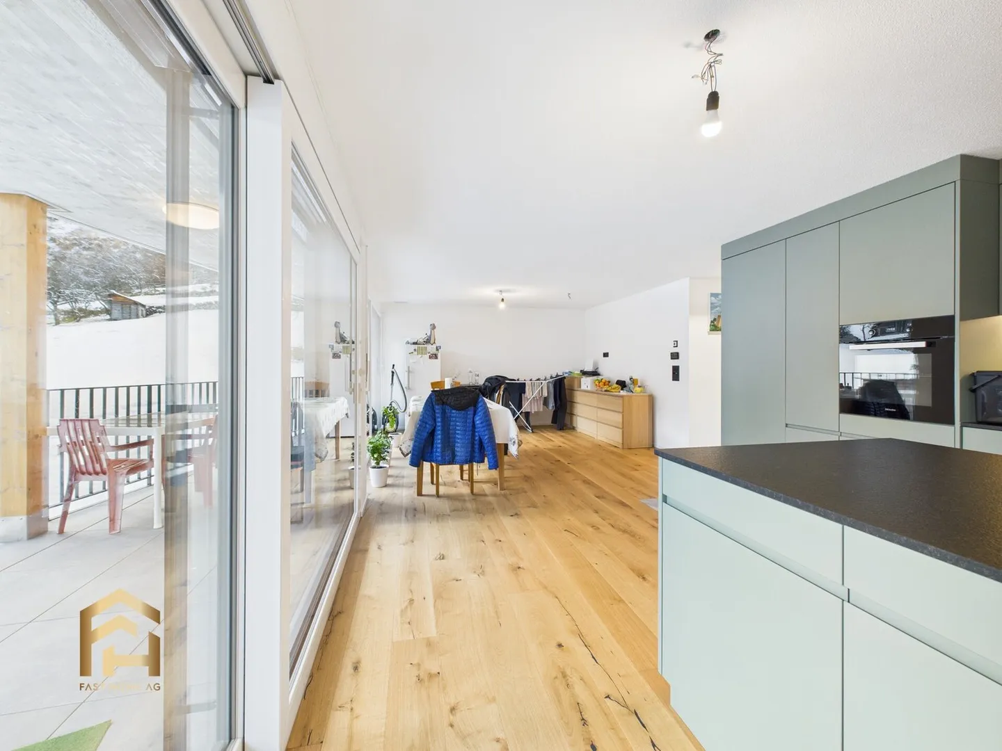 Appartement neuf lumineux de 4,5 pièces avec balcon et ascenseur à St. Niklaus - Photo 2 sur 13