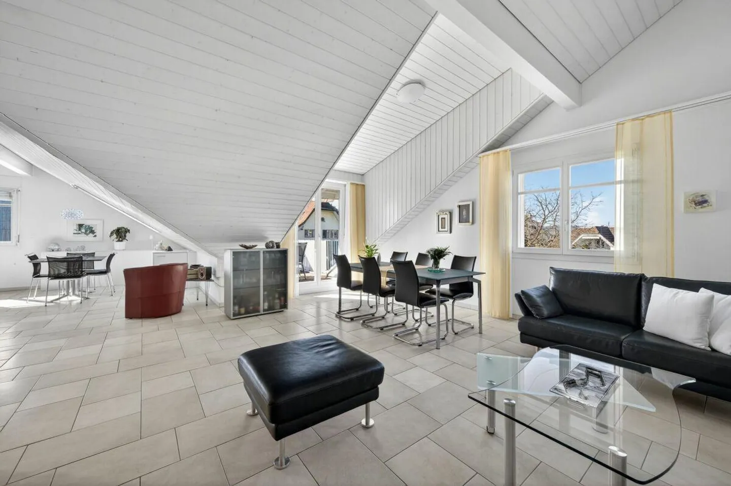 Living above the rooftops of Triengen bright, well-kept apartment in a central location - Photo 2 of 23