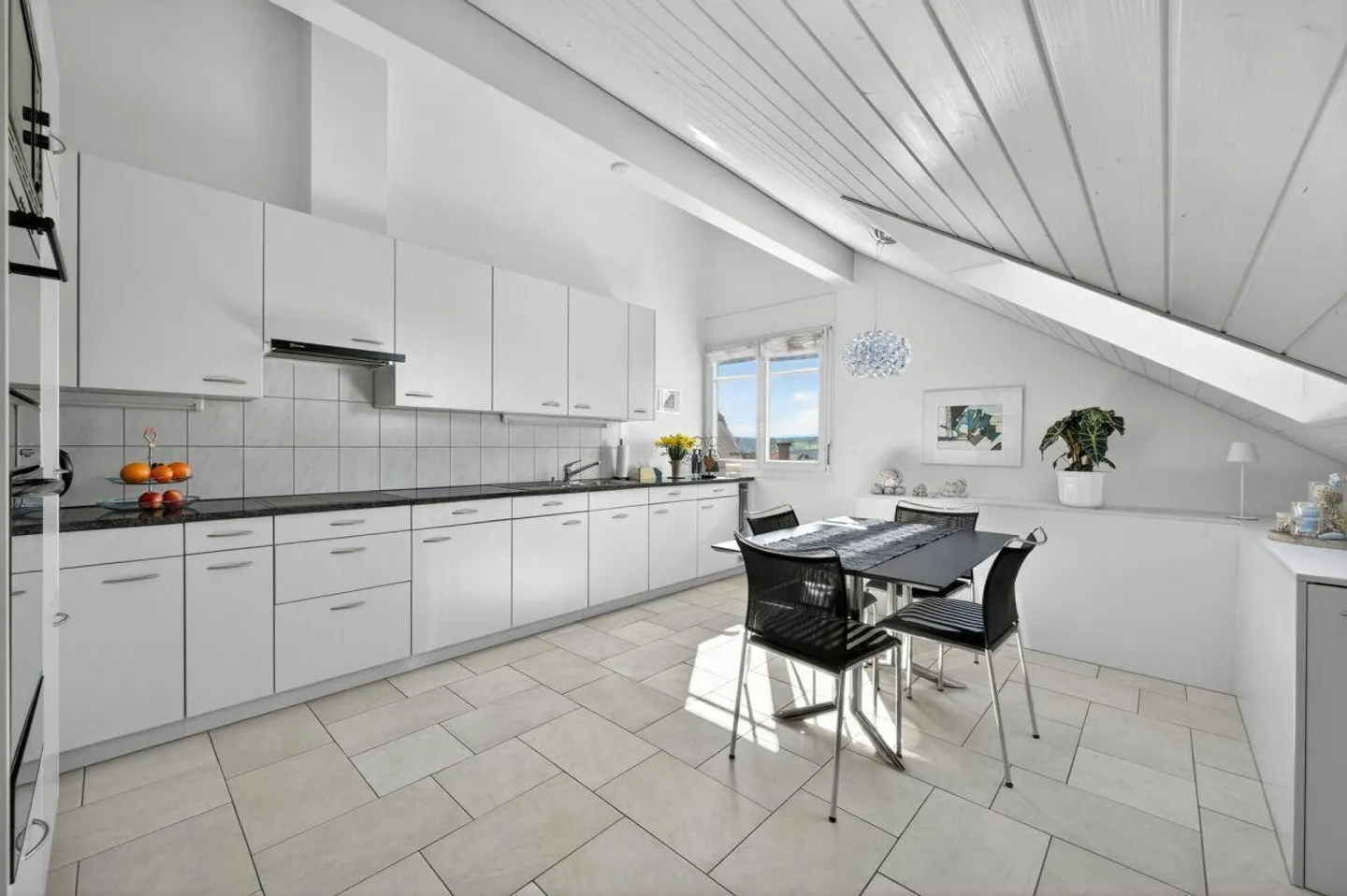 Living above the rooftops of Triengen bright, well-kept apartment in a central location - Photo 3 of 23