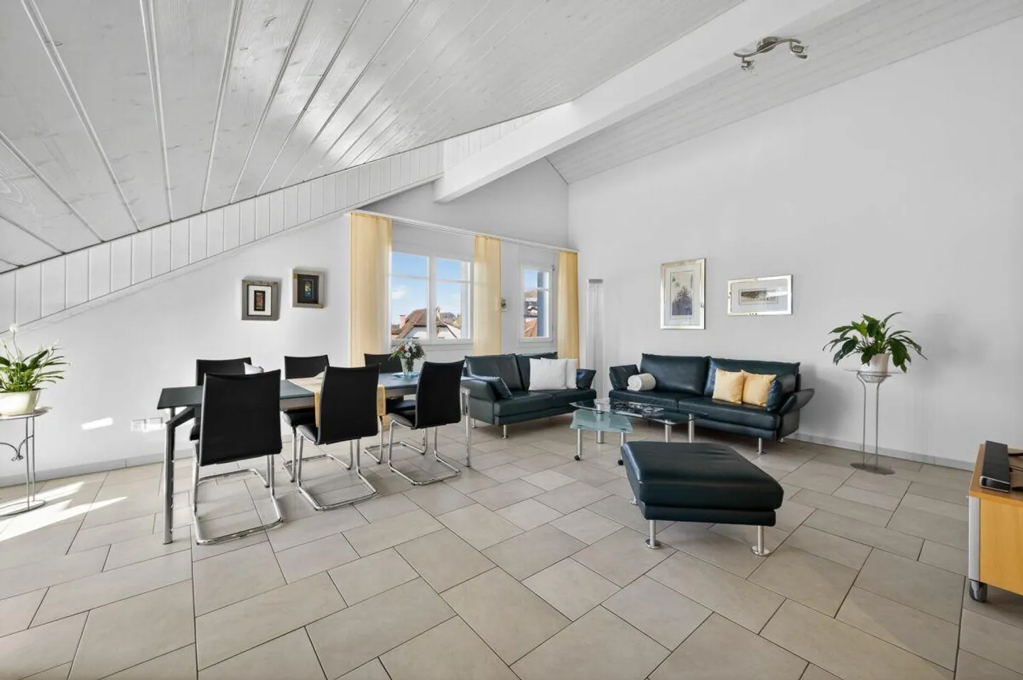 Living above the rooftops of Triengen bright, well-kept apartment in a central location - Photo 4 of 23