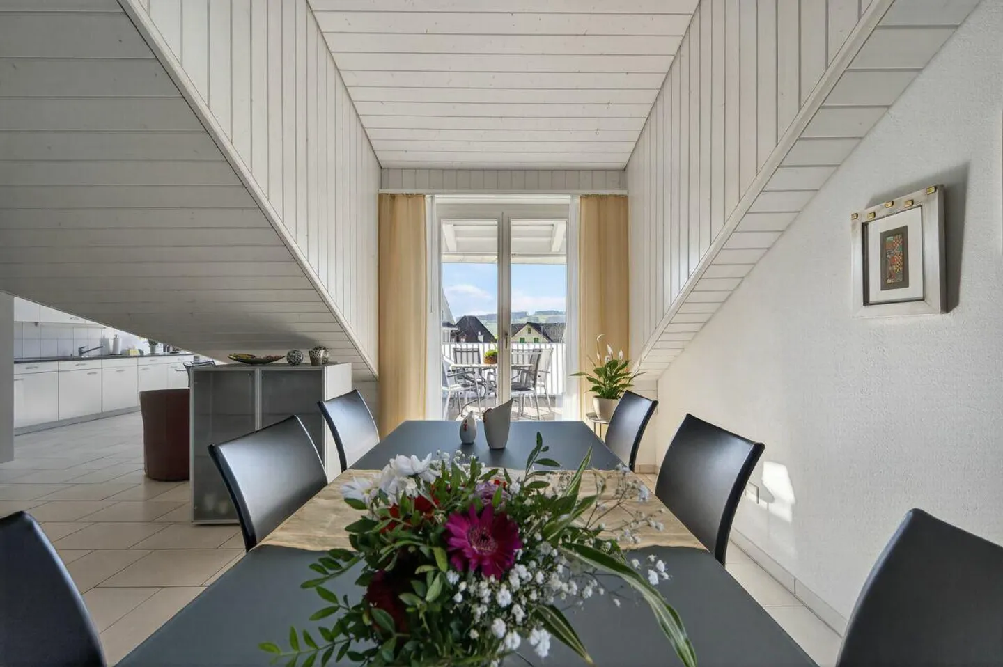 Living above the rooftops of Triengen bright, well-kept apartment in a central location - Photo 5 of 23