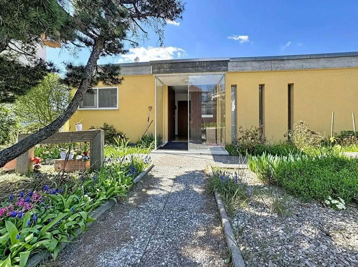 Doppelhaushälfte von 5,5 Zimmern Kürzlich renoviert Ein Steinwurf von allem entfernt! - Foto 1 von 29