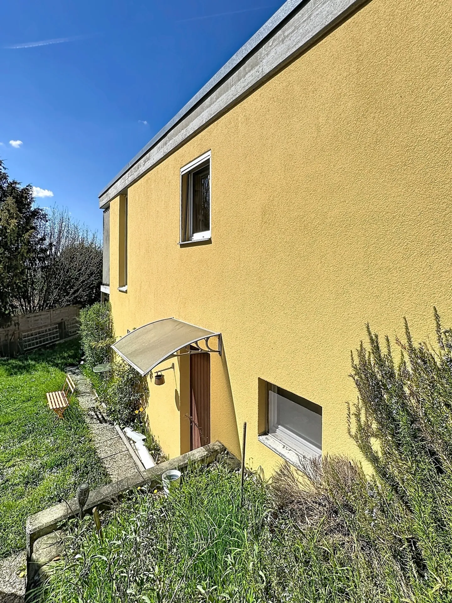 Doppelhaushälfte von 5,5 Zimmern Kürzlich renoviert Ein Steinwurf von allem entfernt! - Foto 5 von 29