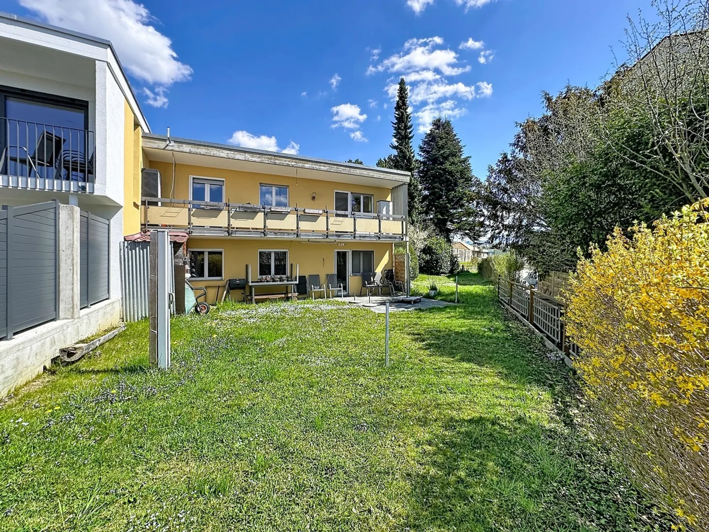 Doppelhaushälfte von 5,5 Zimmern Kürzlich renoviert Ein Steinwurf von allem entfernt! - Foto 9 von 29