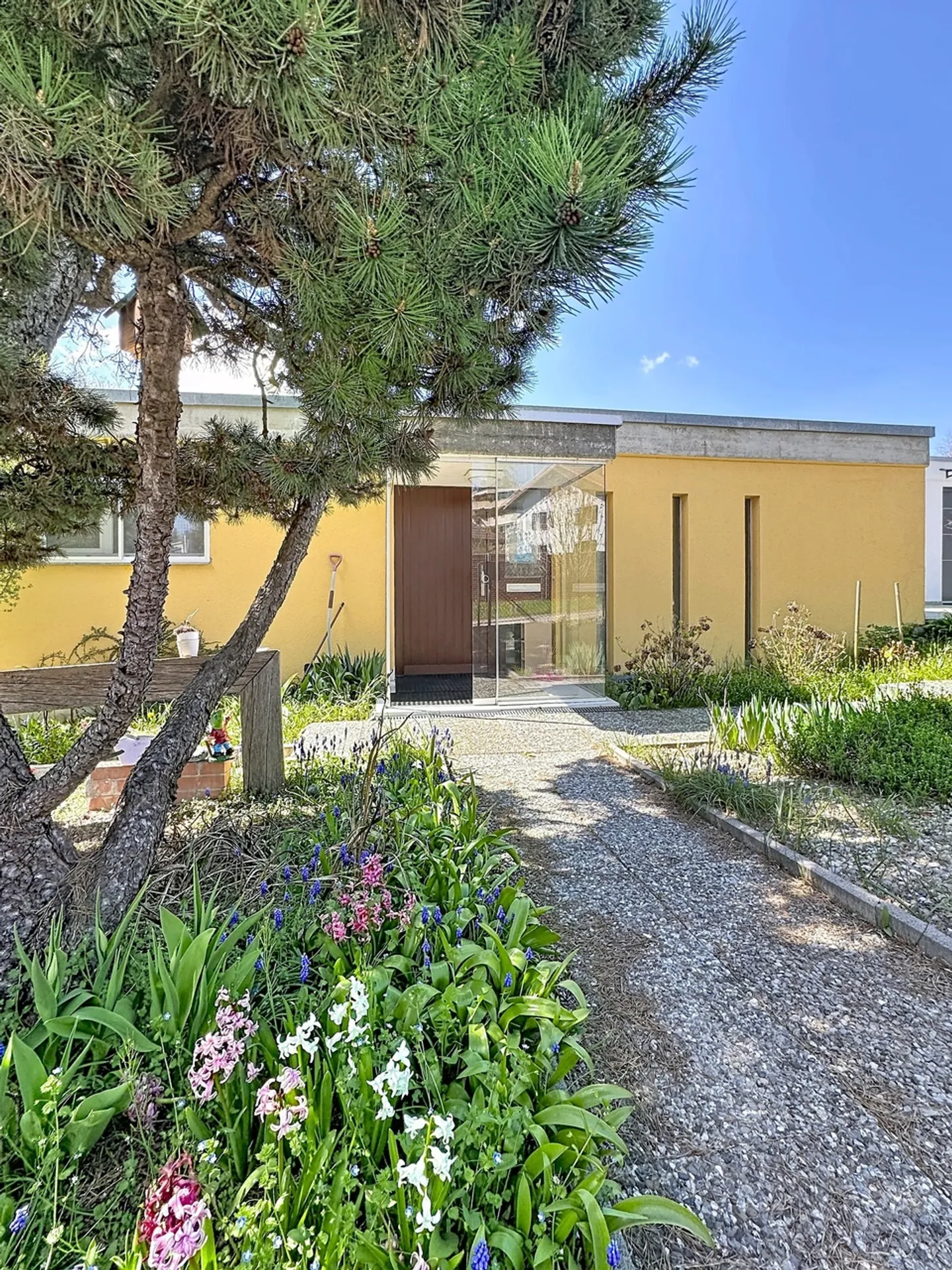 Doppelhaushälfte von 5,5 Zimmern Kürzlich renoviert Ein Steinwurf von allem entfernt! - Foto 2 von 29