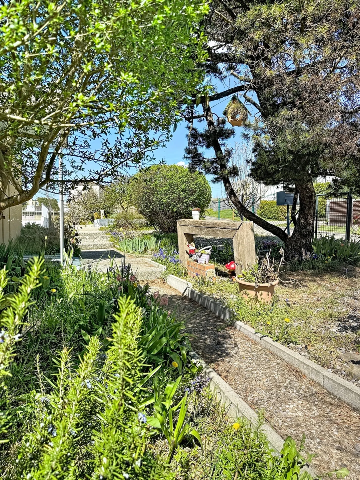 Doppelhaushälfte von 5,5 Zimmern Kürzlich renoviert Ein Steinwurf von allem entfernt! - Foto 10 von 29