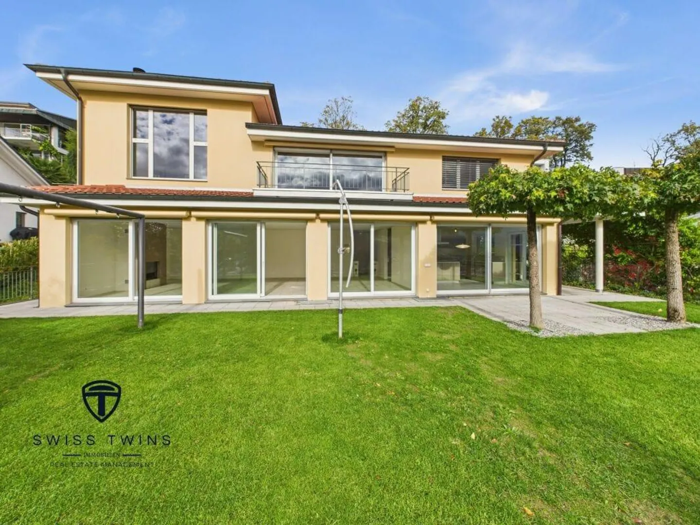 Modernes Einfamilienhaus mit Seesicht - Foto 1 von 13