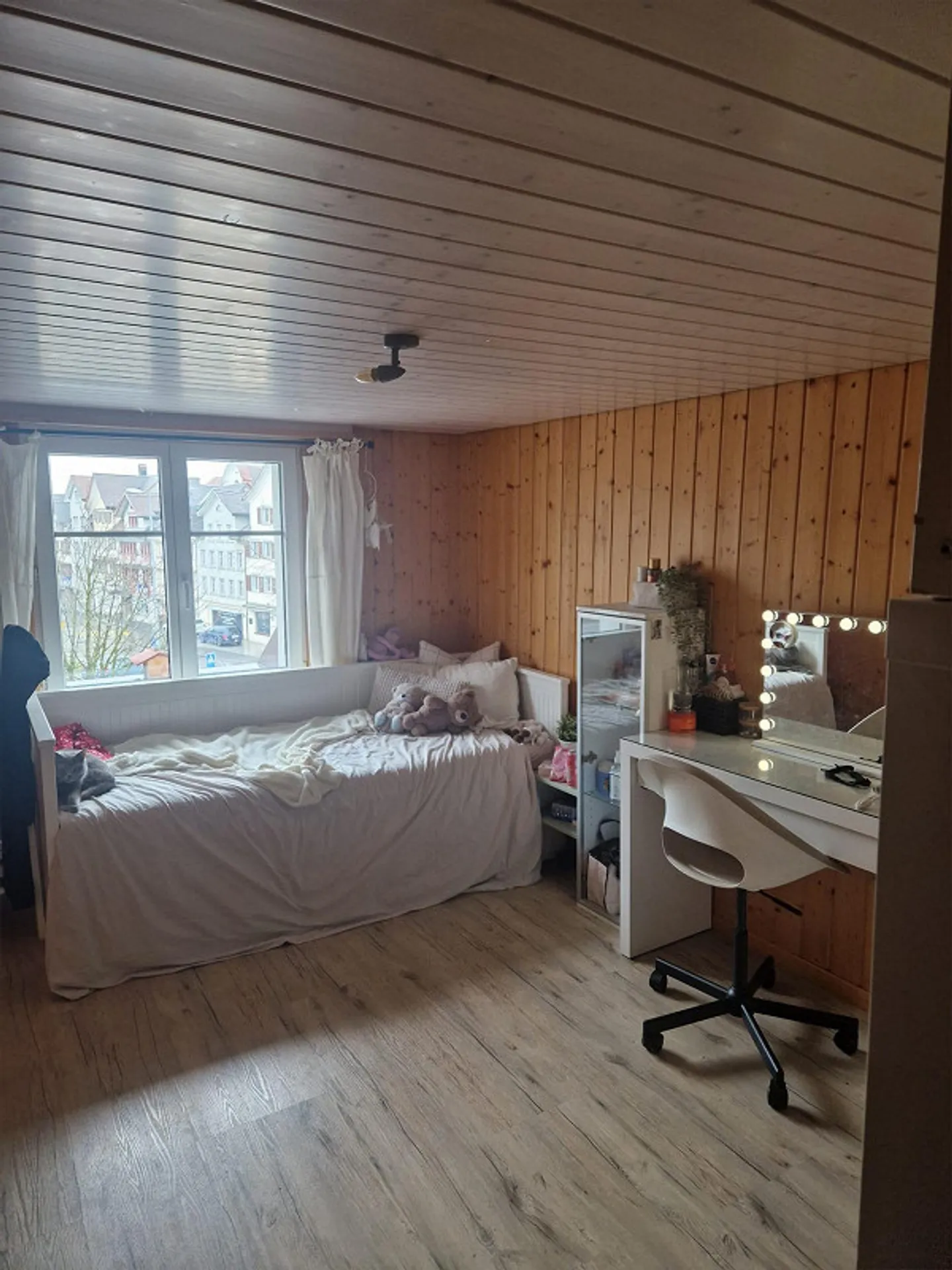 Spacious 3 Room Penthouse - Photo 2 of 10