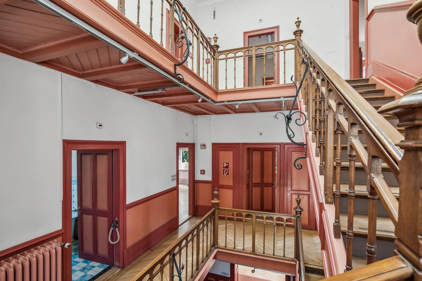 Attractive Office/Studio near Biel Train Station - Photo 3 of 3