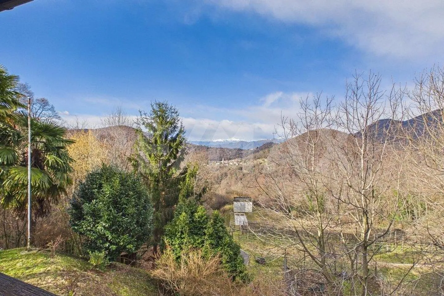 Grand jardin, vue dégagée et potentiel de valorisation polyvalent... - Photo 5 sur 13