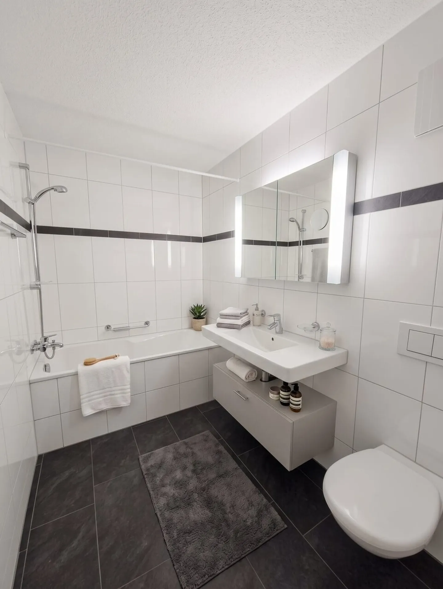 Appartement en attique avec terrasse spacieuse - Photo 7 sur 9