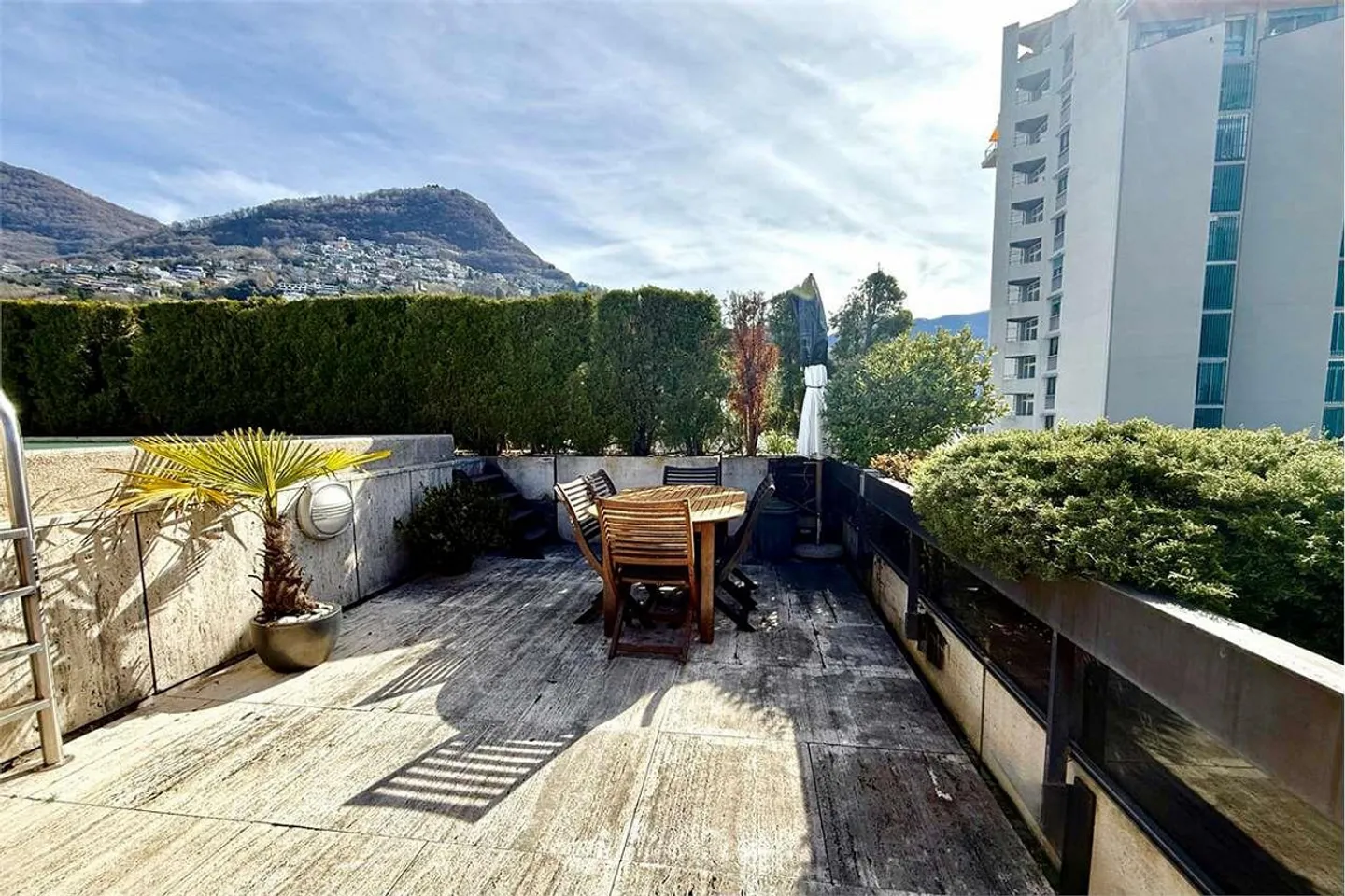 Dachgeschoss mit Dachterrasse, privatem Pool und Seeblick - Foto 3 von 10