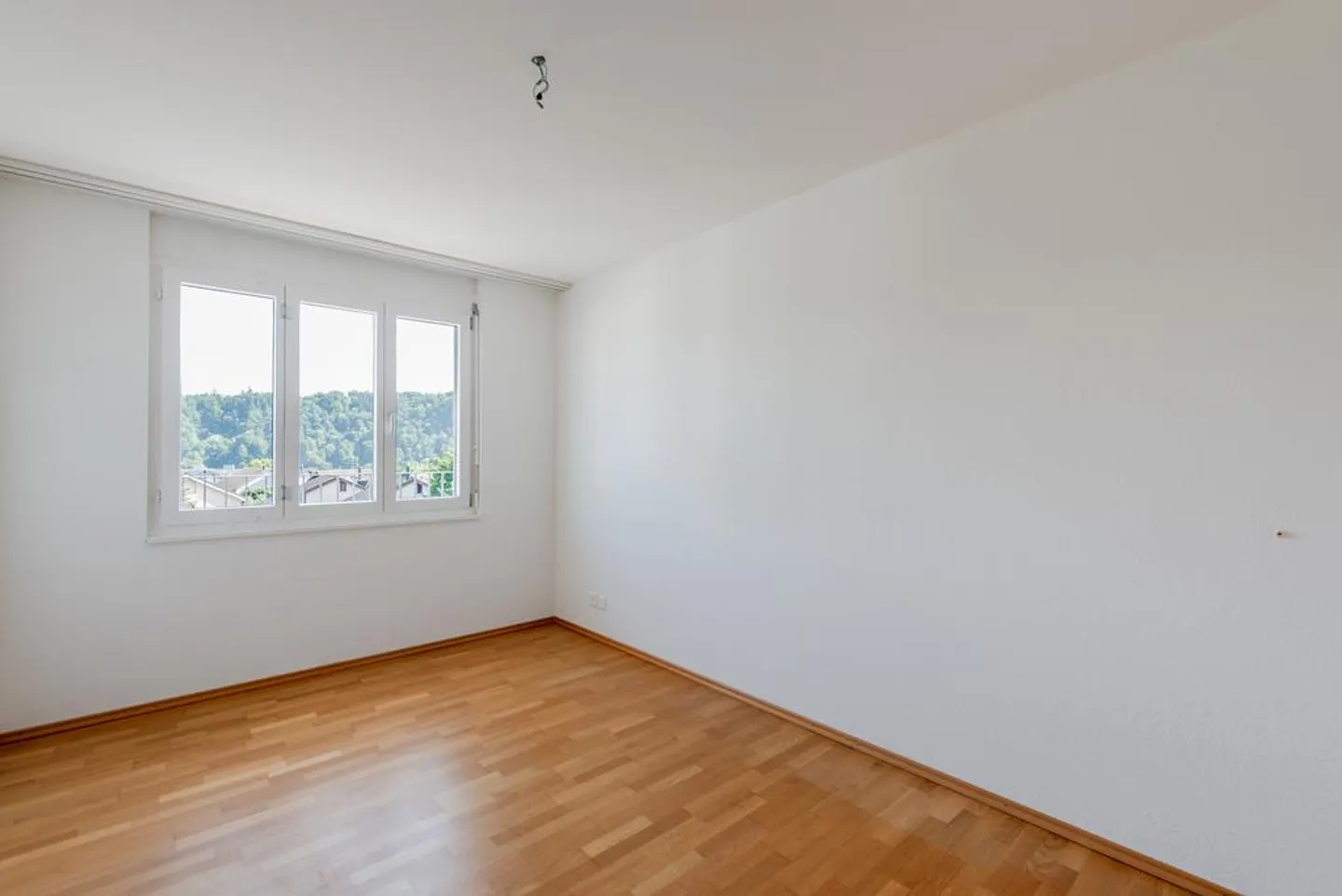 Appartamento attico attraente di 4,5 locali in affitto in un quartiere tranquillo - Foto 10 di 11