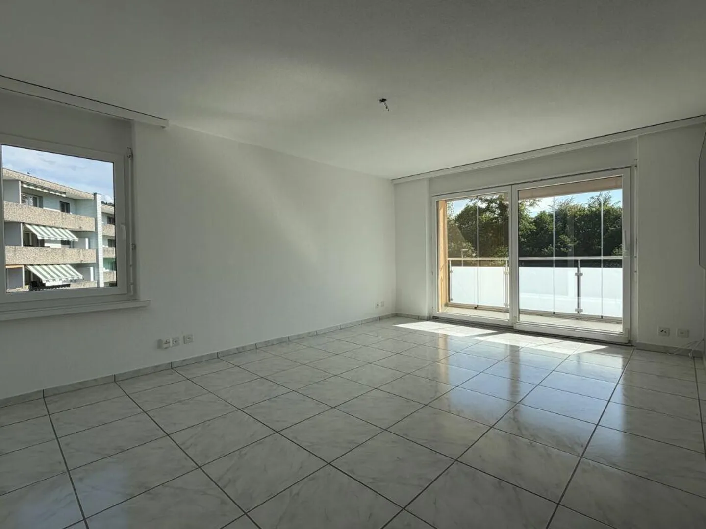 Modernes Apartment mit verglastem Balkon - Foto 2 von 8