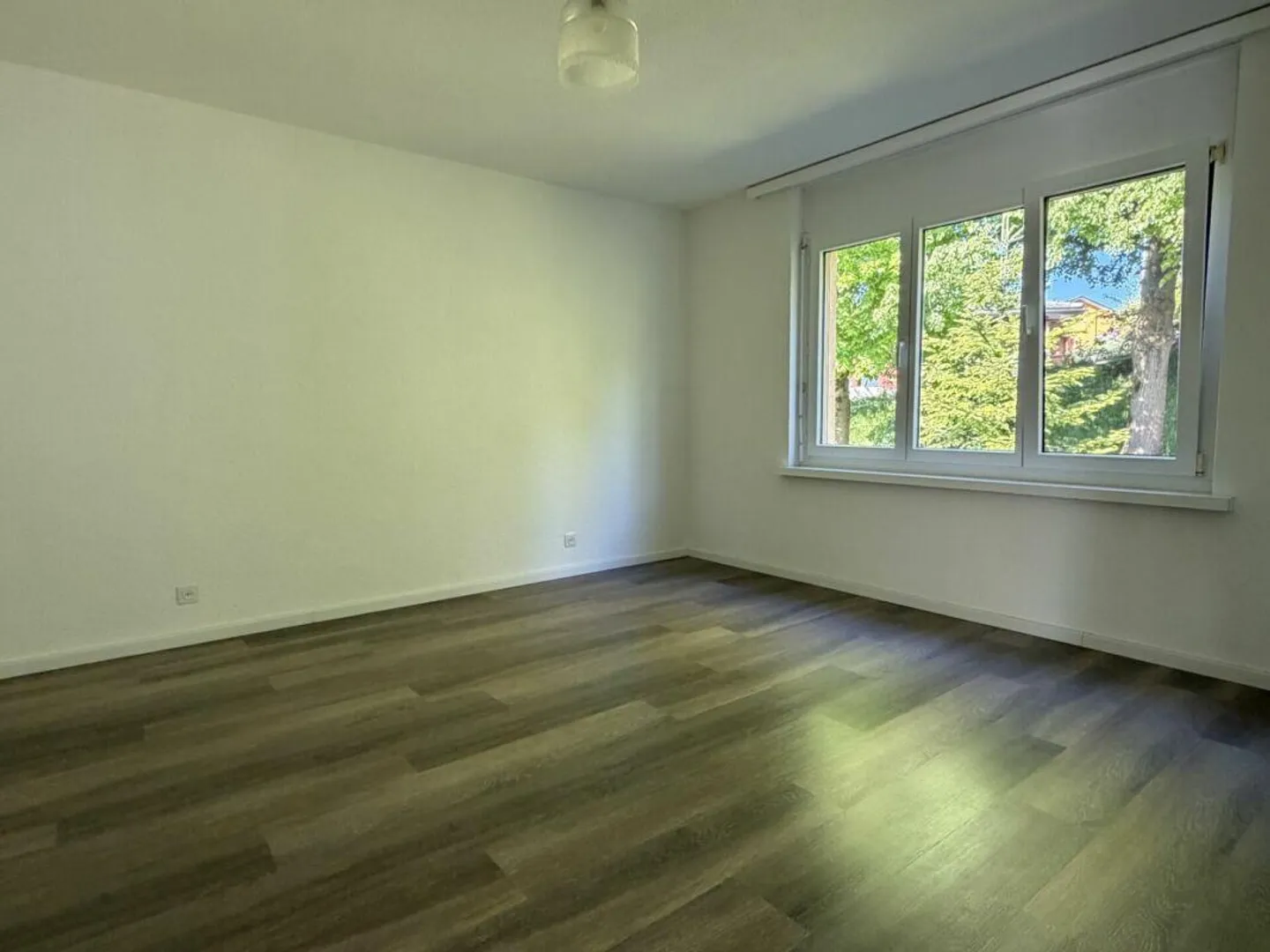 Modernes Apartment mit verglastem Balkon - Foto 3 von 8