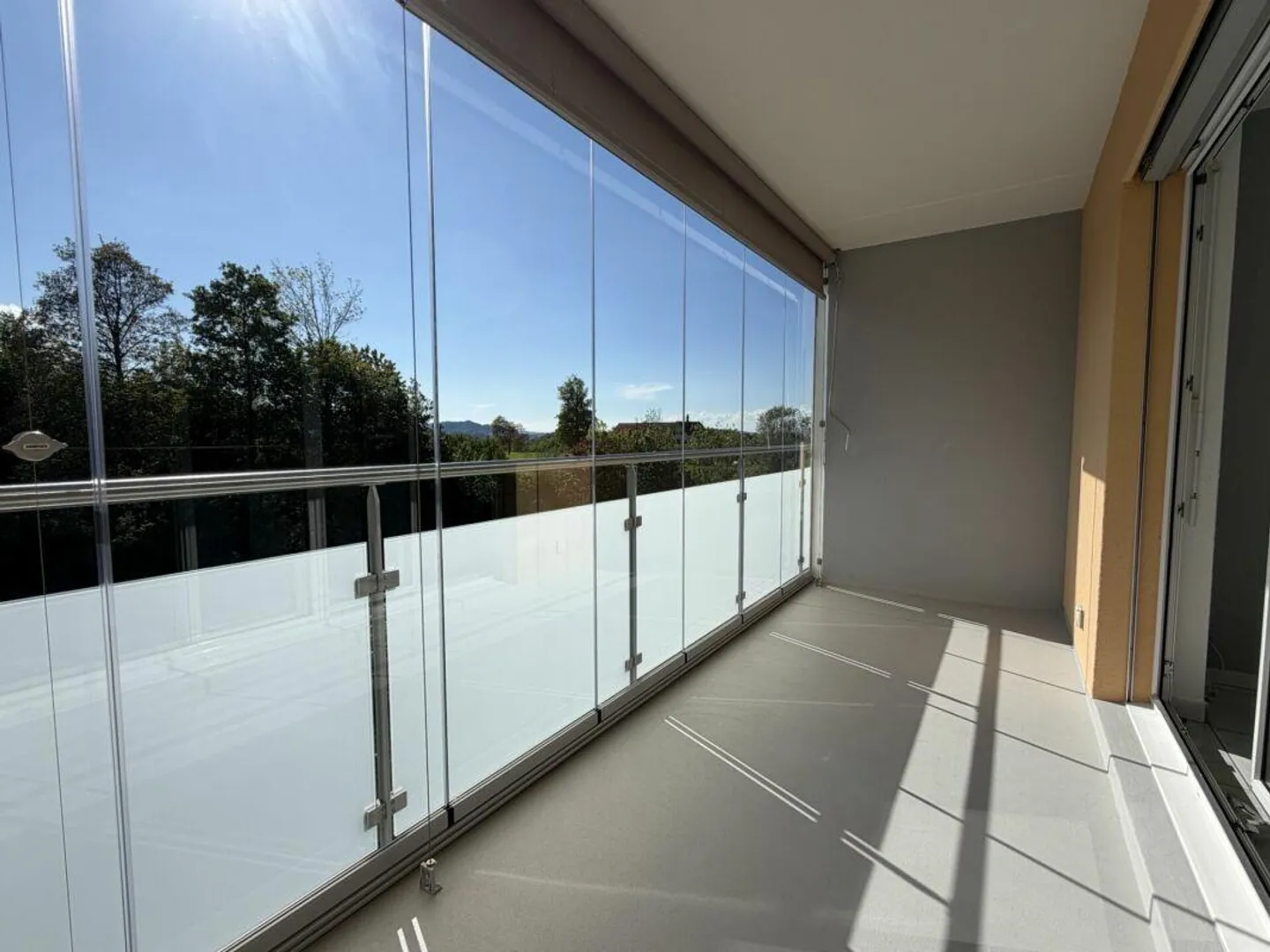 Modernes Apartment mit verglastem Balkon - Foto 1 von 8