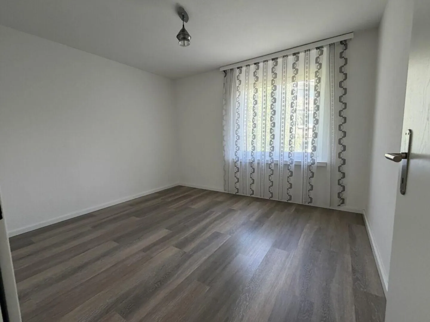 Modernes Apartment mit verglastem Balkon - Foto 4 von 8