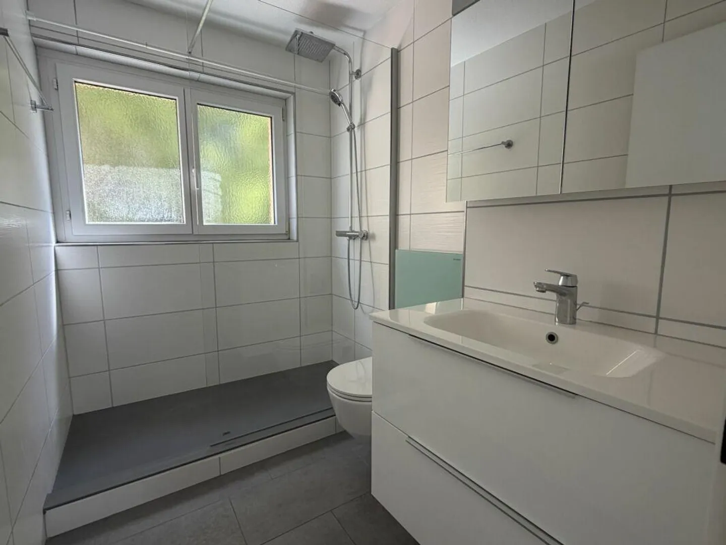 Modernes Apartment mit verglastem Balkon - Foto 5 von 8