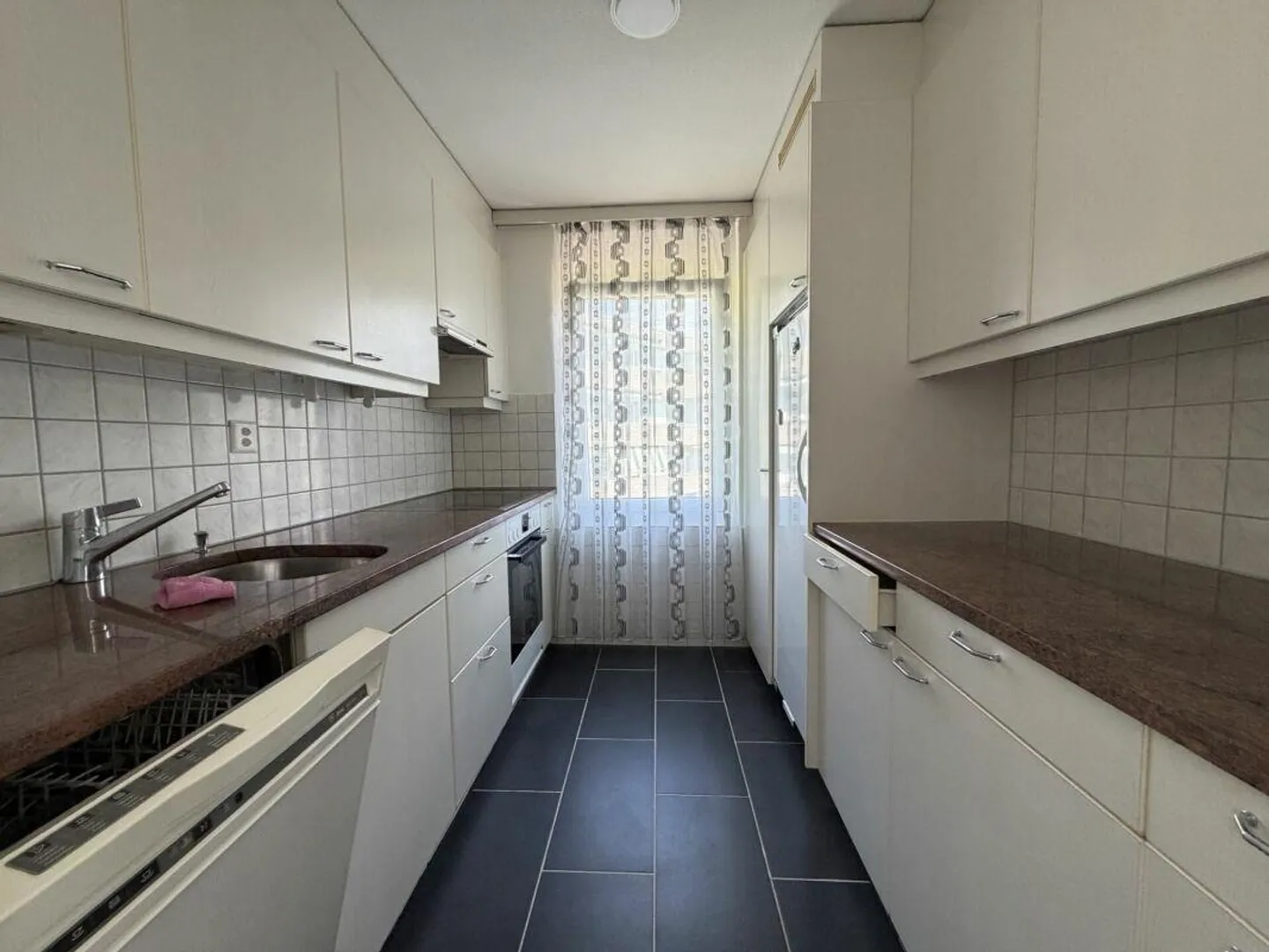 Modernes Apartment mit verglastem Balkon - Foto 6 von 8