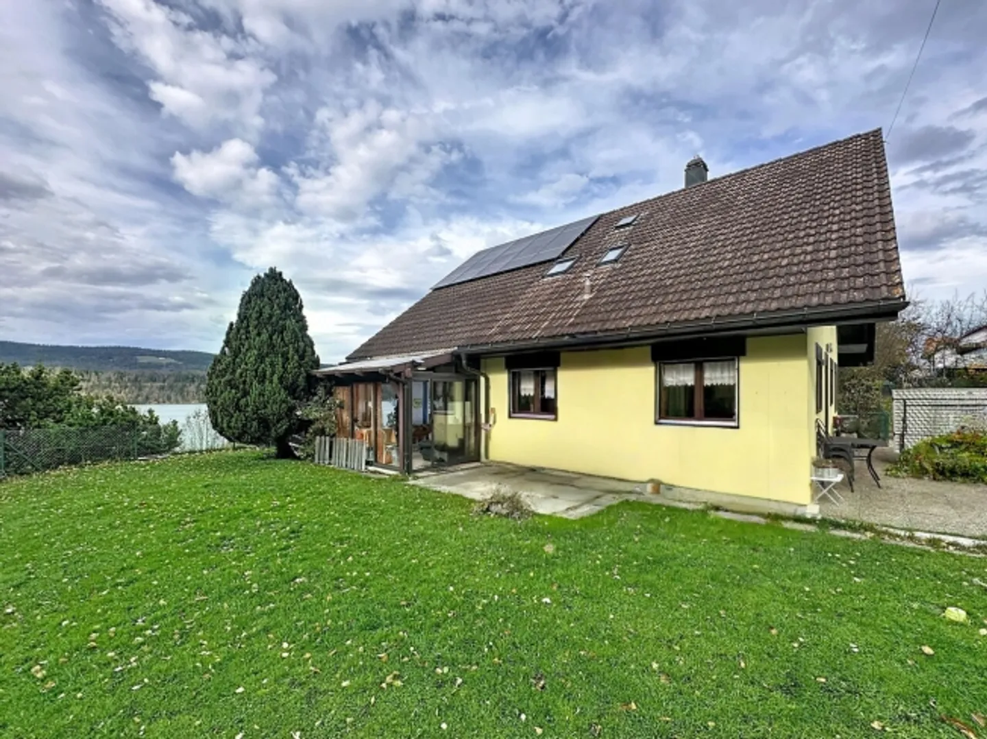 Einzelvilla mit Blick auf den See - Foto 1 von 14