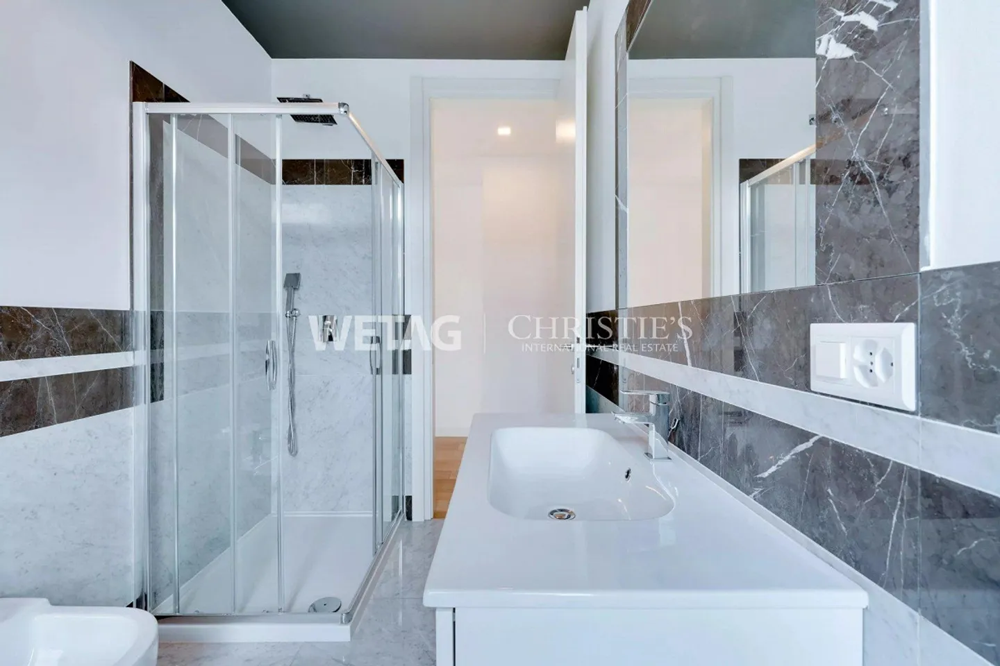 Lugano: Elegant Penthouse Apartment with City & Lake View - Possible as a Second Home - Photo 10 of 13