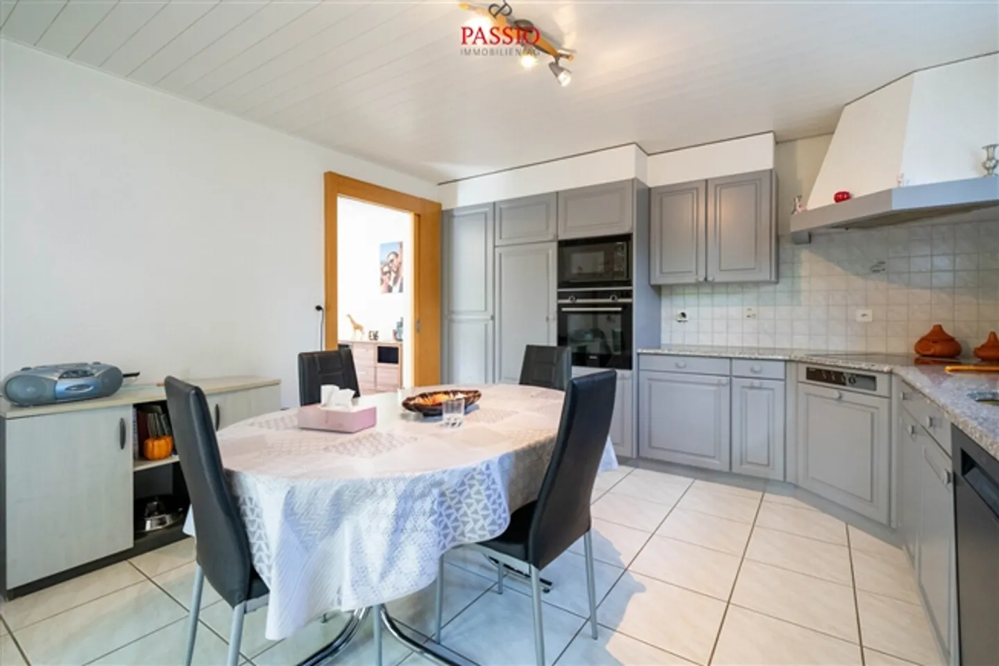 Casa unifamiliare ben tenuta di 5,5 stanze con piscina e grande giardino - Foto 11 di 20