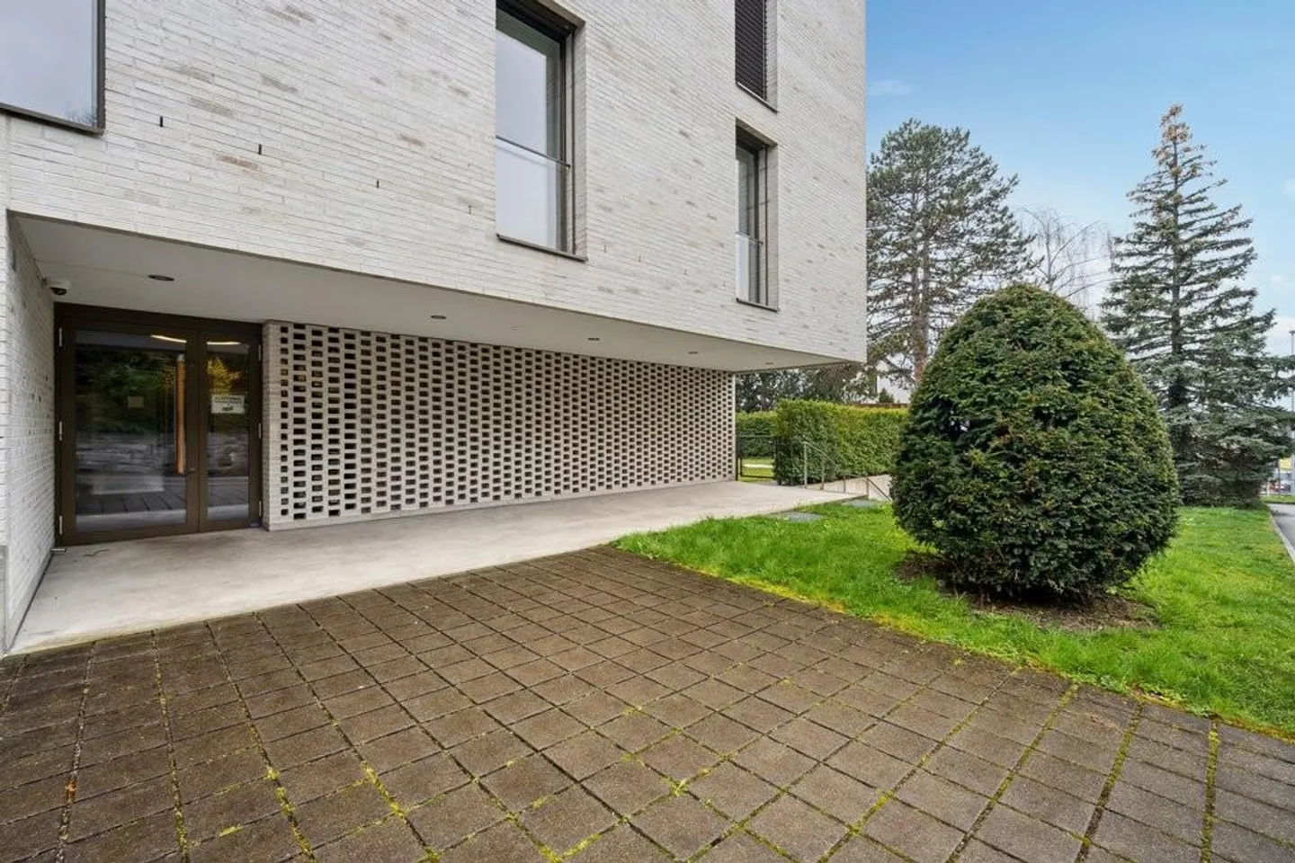 A Roof for Your Car - Photo 2 of 2