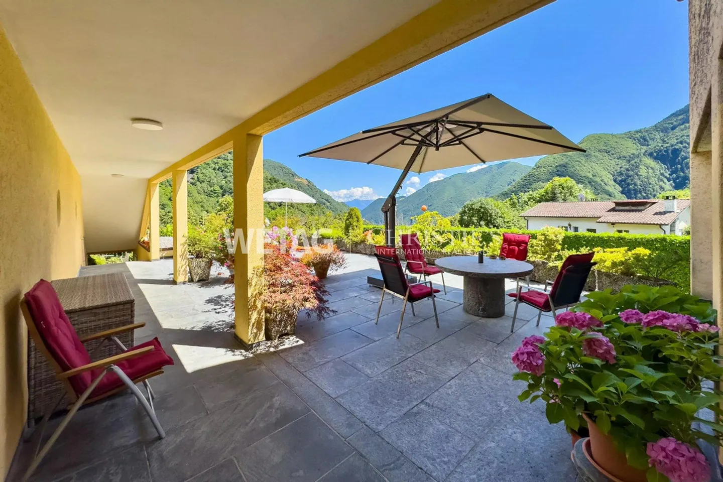 Villa élégante et moderne avec piscine intérieure à vendre à Crana, également ... - Photo 2 sur 13