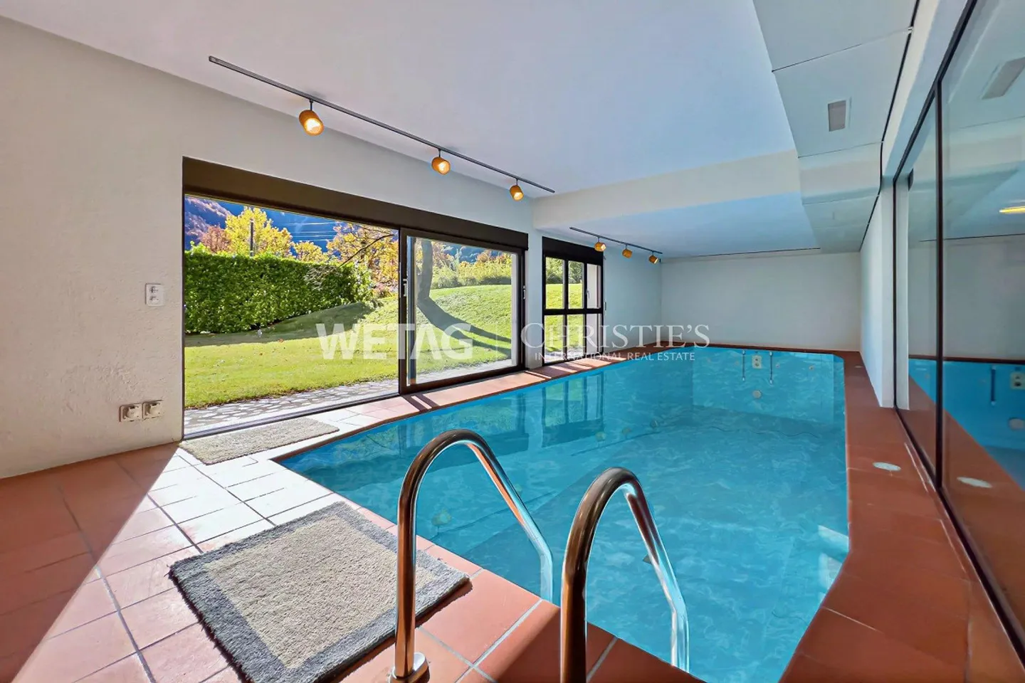 Villa élégante et moderne avec piscine intérieure à vendre à Crana, également ... - Photo 6 sur 13