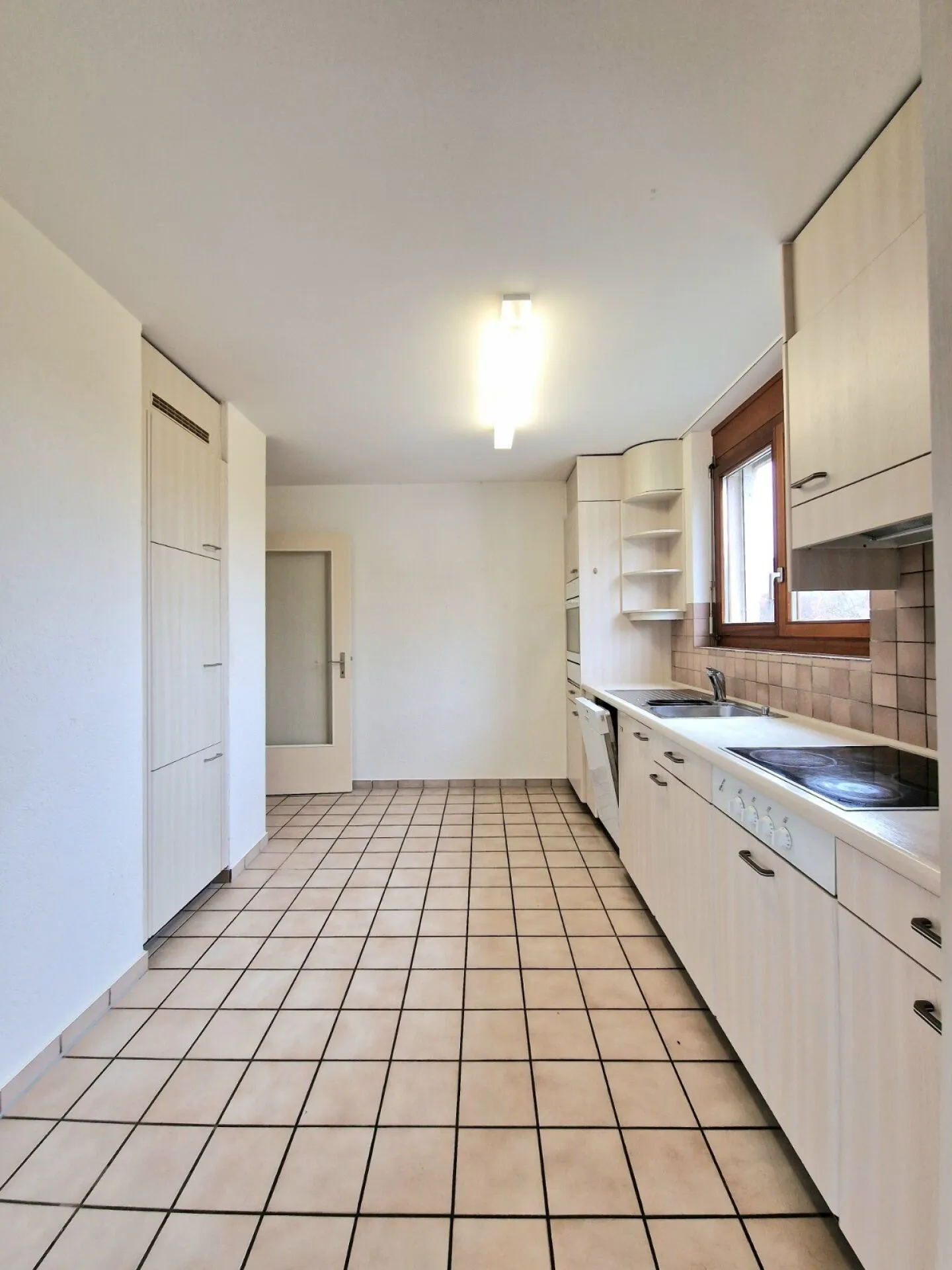 Grande Bella Appartamento Maisonette 4.5 con Terrazza in una Posizione Tranquilla a Solothurn - Foto 9 di 19