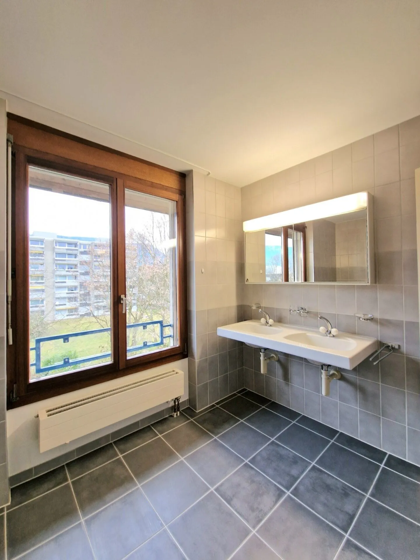 Grande Bella Appartamento Maisonette 4.5 con Terrazza in una Posizione Tranquilla a Solothurn - Foto 10 di 19