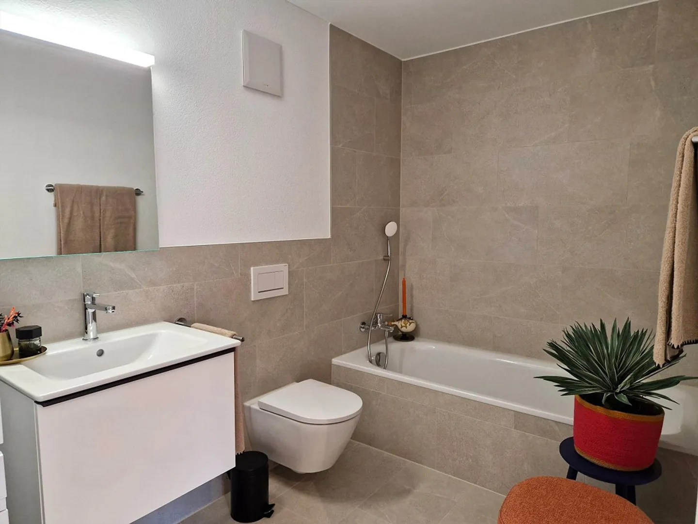 Newly built apartment with two balconies and lake view - Photo 5 of 14