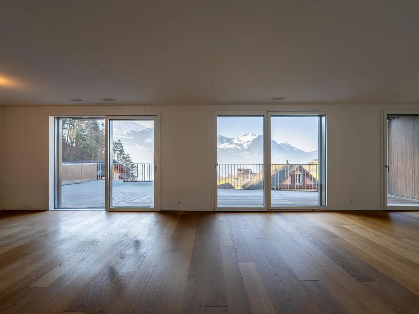 3.5 (4.5) room apartment with lake and mountain view - Photo 1 of 6