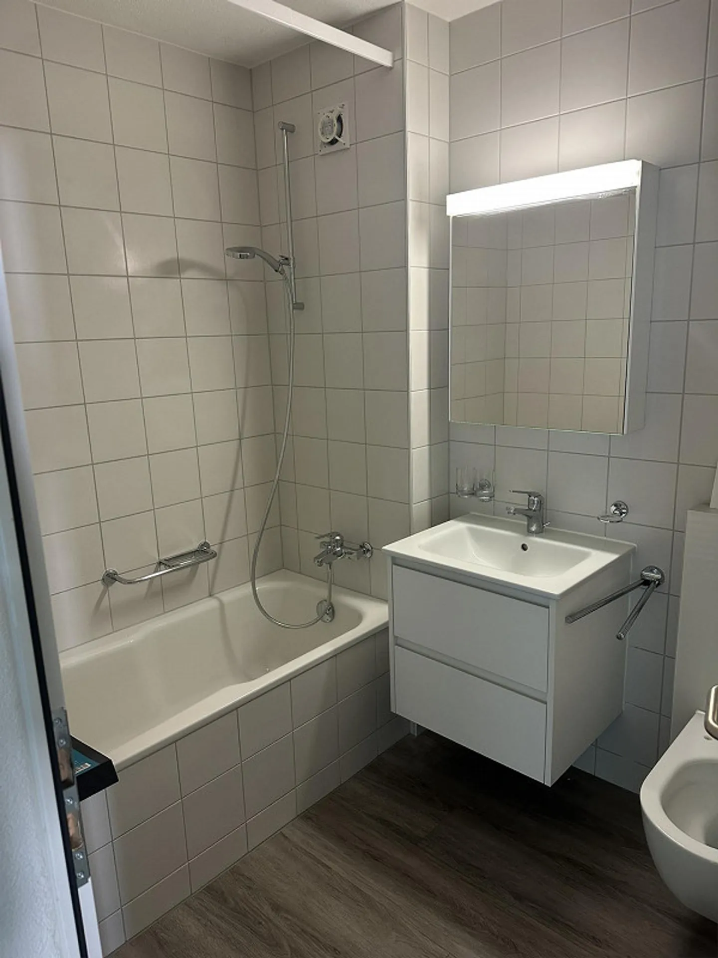 Ampio appartamento di 3,5 locali a Hünibach - Foto 2 di 13