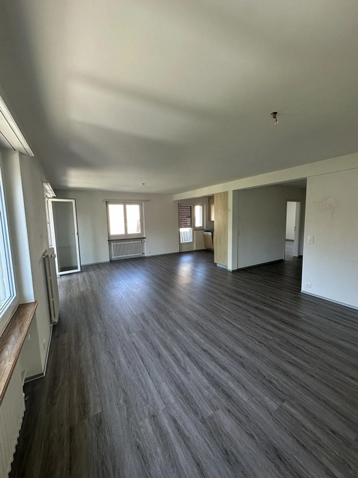 Ampio appartamento di 3,5 locali a Hünibach - Foto 3 di 13