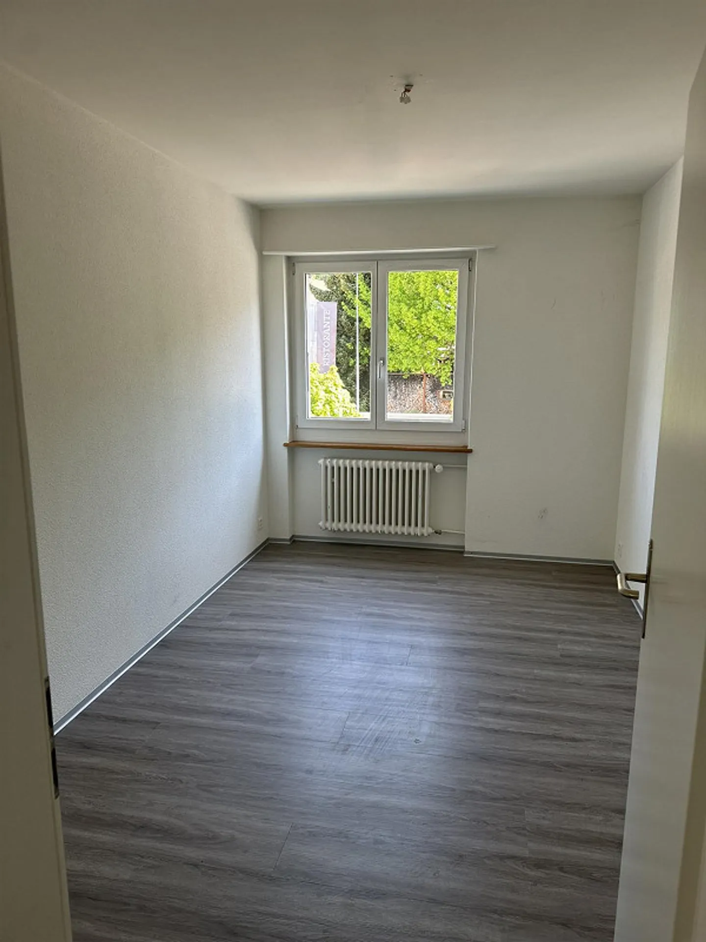 Ampio appartamento di 3,5 locali a Hünibach - Foto 8 di 13