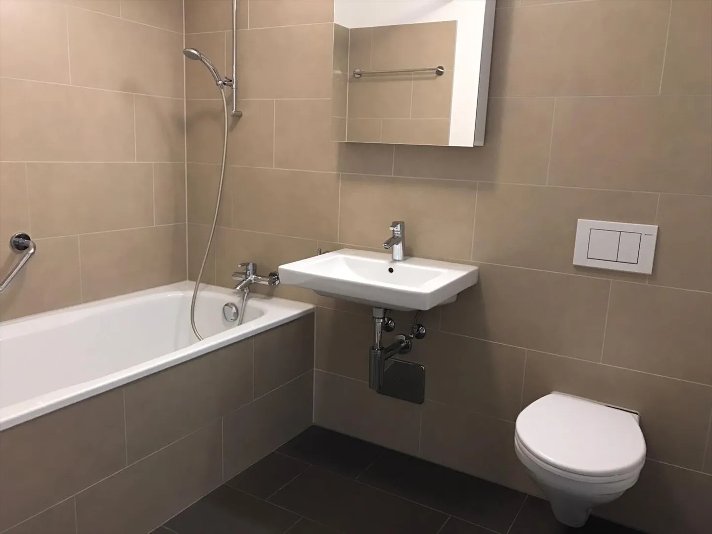 AFFITTARE SENZA DEPOSITO - Cercasi nuovo inquilino per un ampio appartamento di 2,5 locali a Neugut - Foto 3 di 5